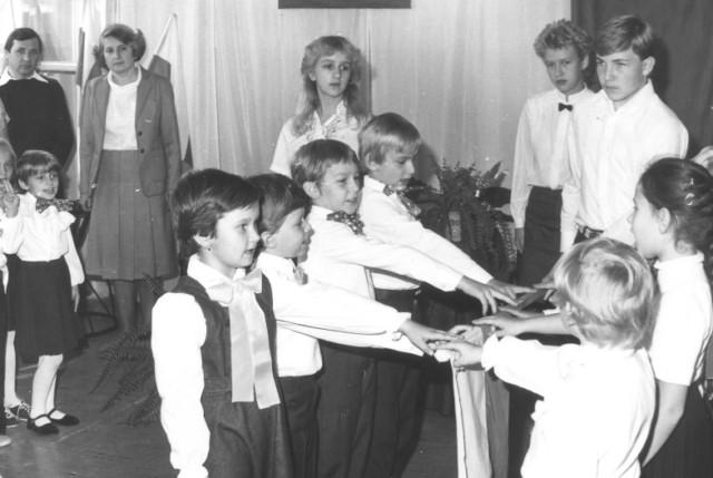 Pani wicedyrektor Jadwiga Mielczarska (z lewej strony) podczas ślubowania klas pierwszych - 1986 r.